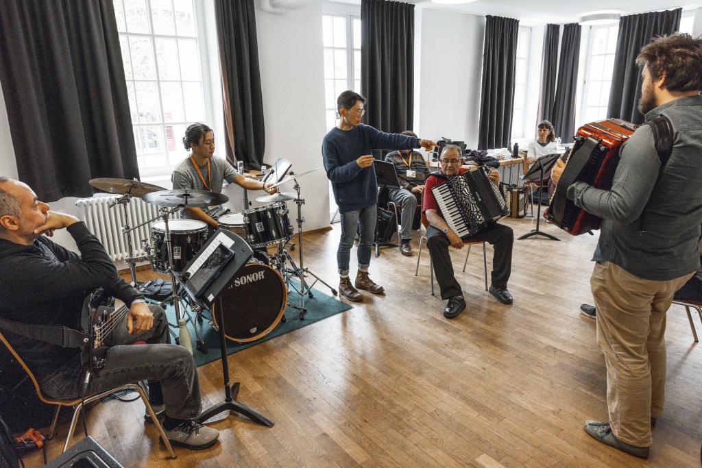 Musizierende am Schlagzeug, Akkordeon und anderen Instrumenten