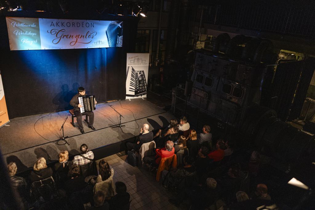 Konzert am Hohner-Konservatorium ein Akkordeonspieler auf der Bühne vor Publikum