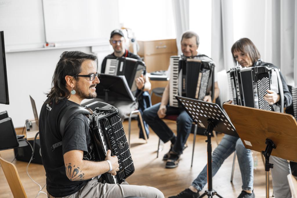 Dozent unterrichtet eine Gruppe Akkordeonspielender im Workshop Akkordeon grenzenlos