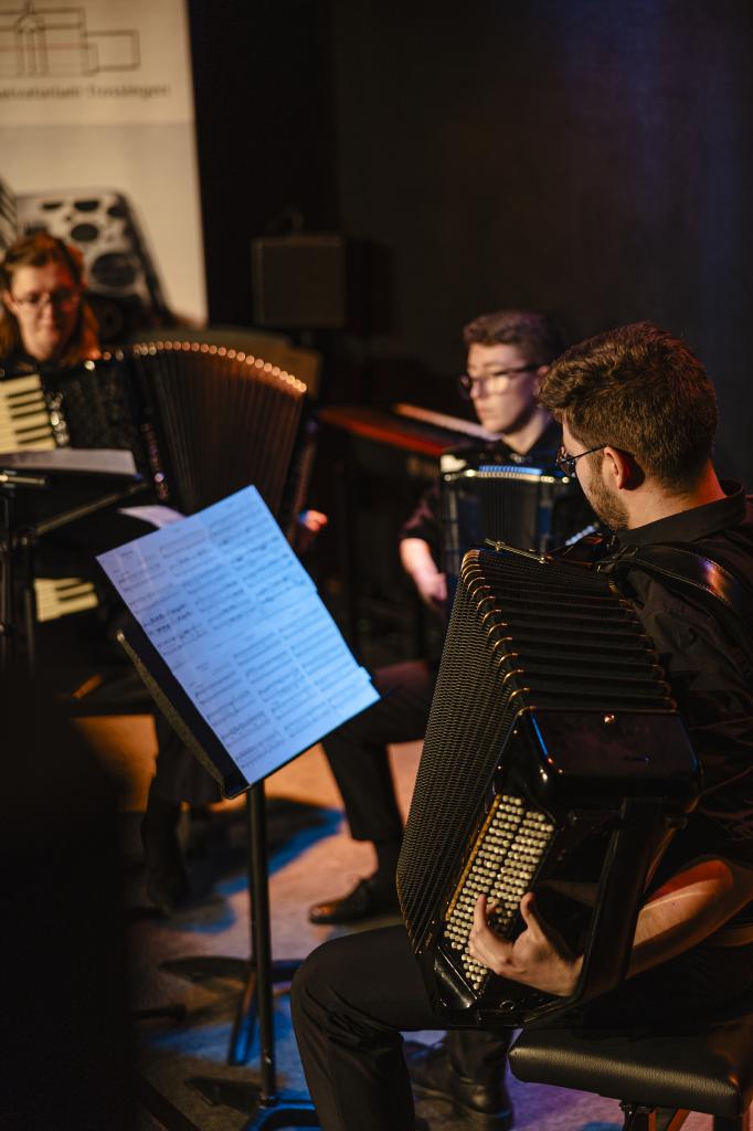 drei musizierende Teilnehmer beim Konzert von Akkordeon grenzenlos