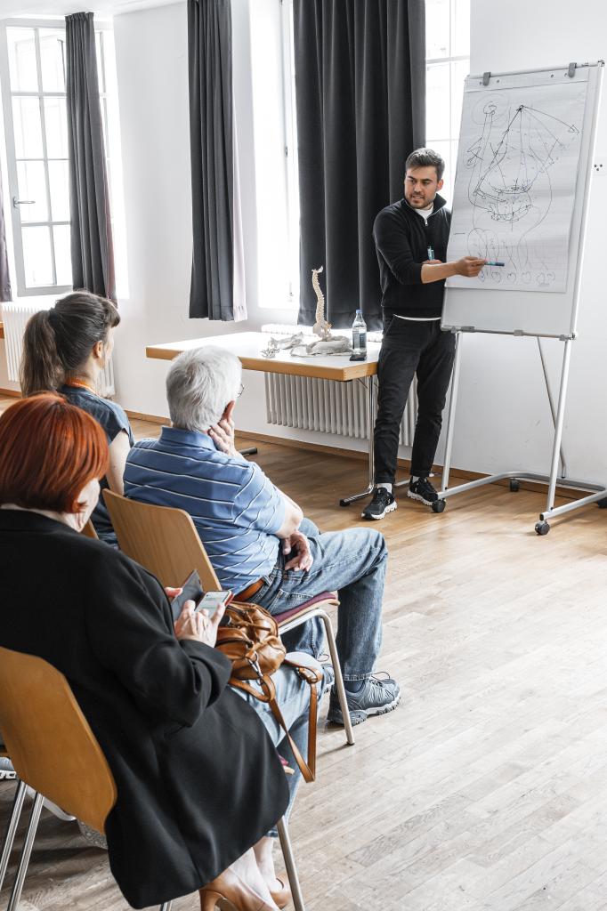 Dozent der an einem Flipboard einen Workshop abhält im Hohnerkonservatorium