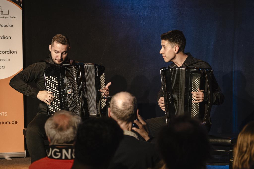 Zwei Akkordeonspieler auf der Konzertbühne von Akkordeon grenzenlos